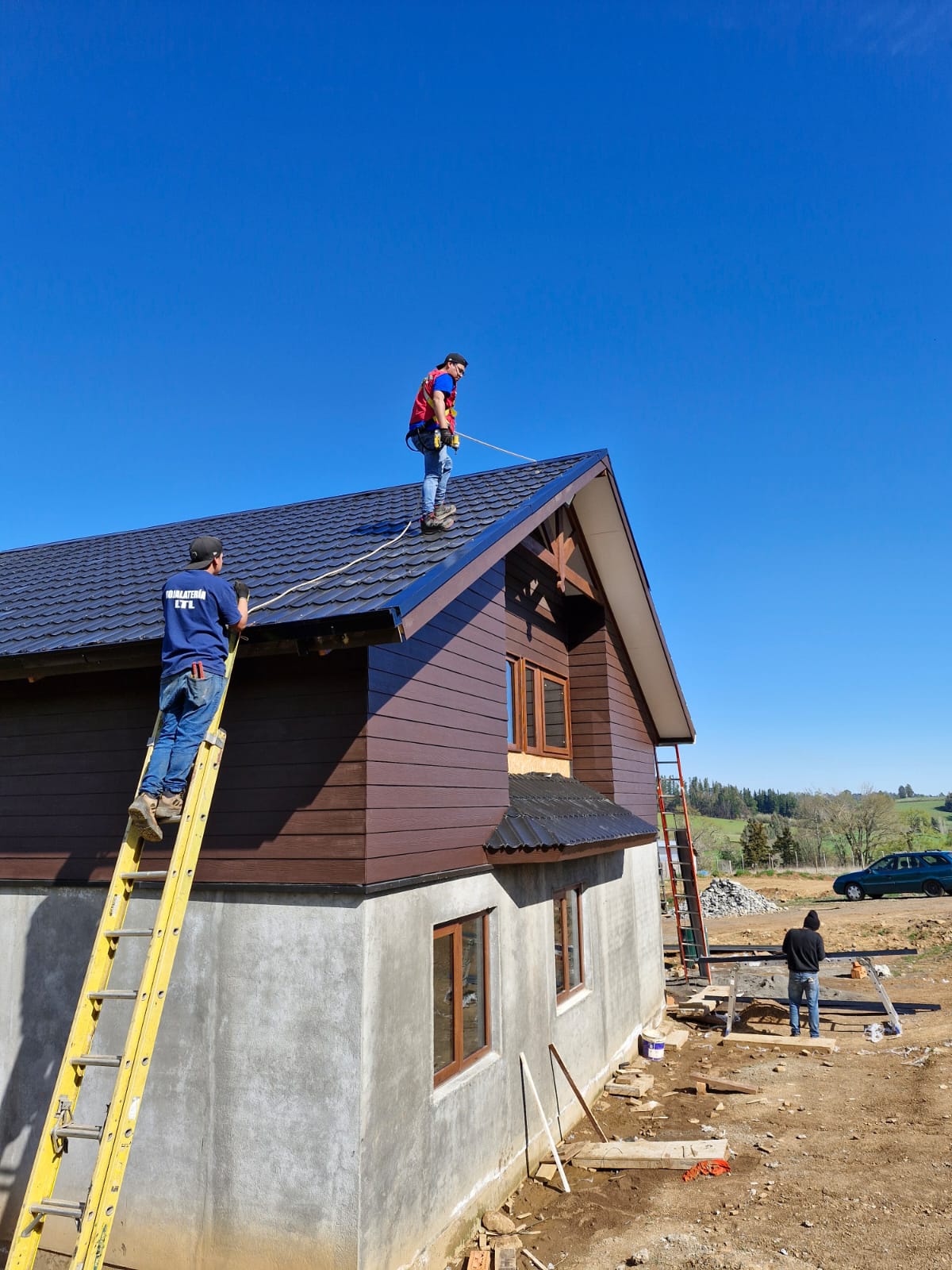 Equipo LTL instalando hojalatería en terreno